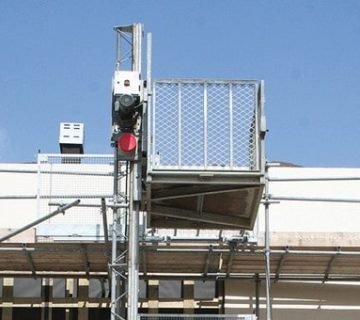 Veilig laden en lossen van materialen op bouwliften