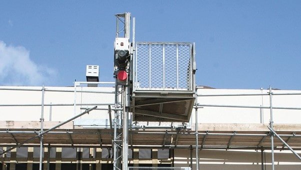 Veilig laden en lossen van materialen op bouwliften