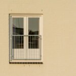 Raam met balkon in een beige gevel